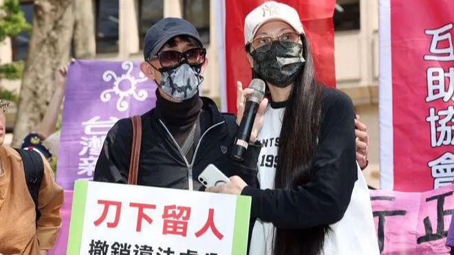 照片被写上诅咒供在五营将军庙的神龛上！凯发·k8国际这太过分了！亚亚女儿的(图3)
