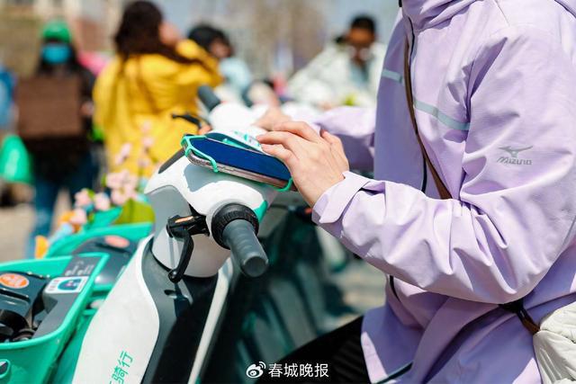 手机支架”再升级提升昆明用户骑游体验凯发K8旗舰店APP滴滴青桔电单车“(图1)